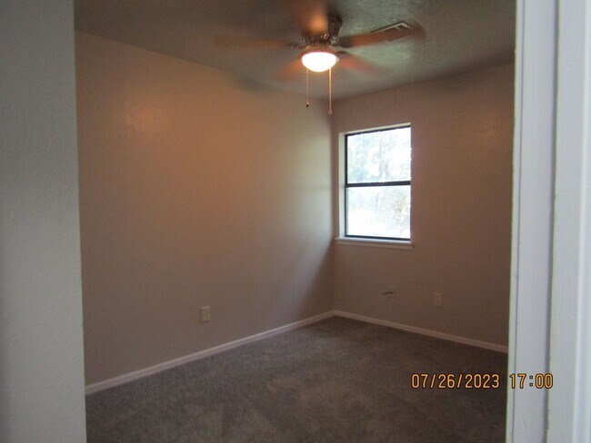 Building Photo - Very nice townhome located in the Heritage...