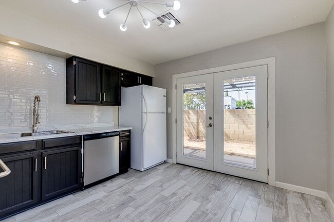 Building Photo - Modern 3 BD 2 BA Home on Mesa/Chandler/Tempe Border!