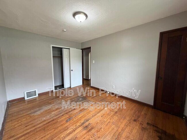 Building Photo - 8126 Albin Ave