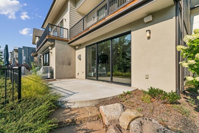 Building Photo - 3520 N Prospect Ln
