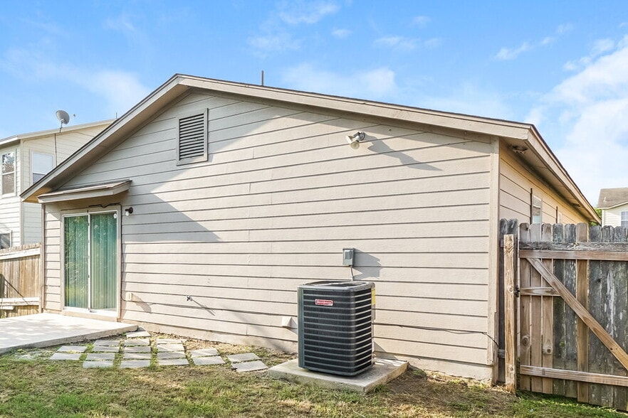 Building Photo - 5315 Pertelote Farm