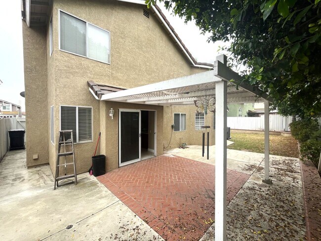 Building Photo - 3 bed, 2.5 bath located in Corona, CA!