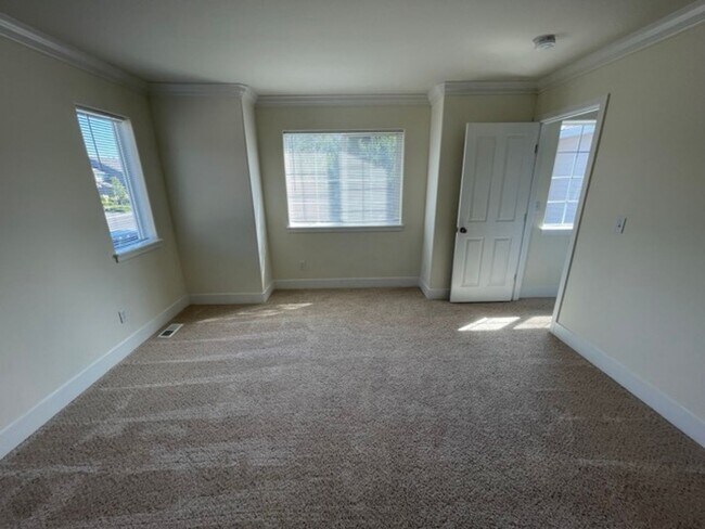 Building Photo - Extremely Spacious 5BD/3BTH Home For Lease...