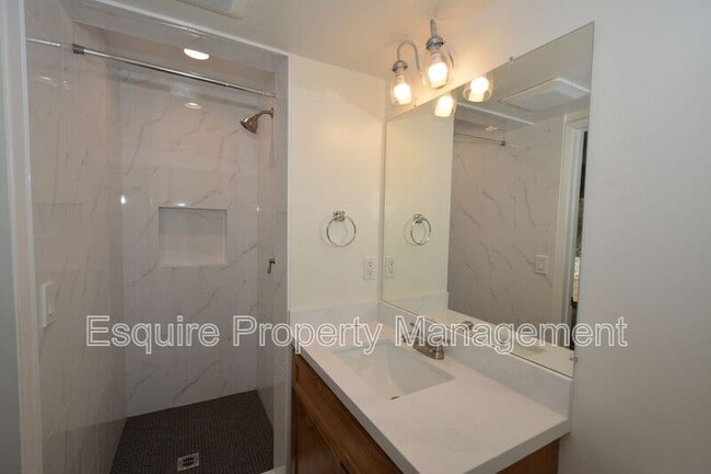 Building Photo - 283 Calle Higuera