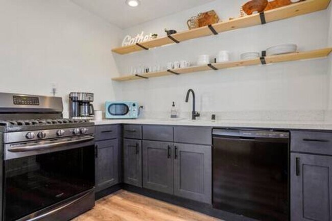 Building Photo - Furnished Home Available Now!