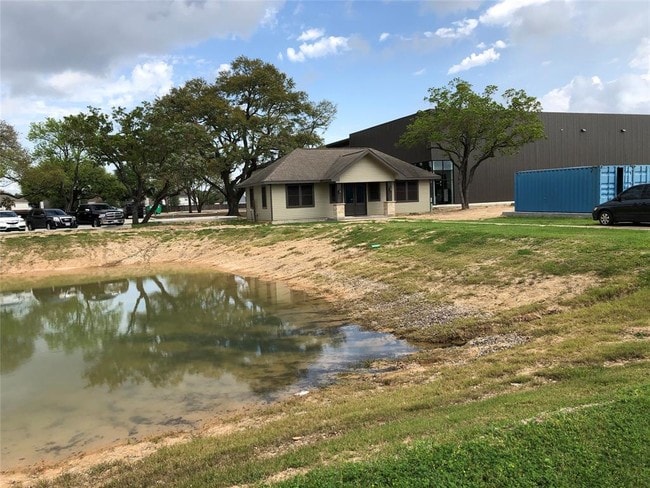 Building Photo - 5606 Old Greenhouse Rd