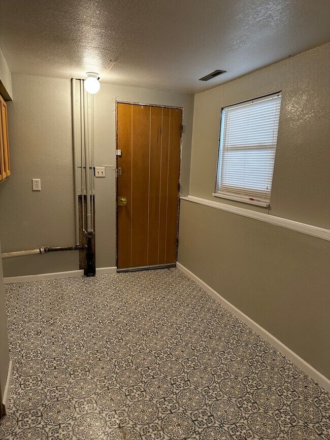 Building Photo - READY NOW!! Fantastic 4-bedroom,2 bath 1 car garage!