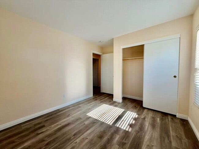 Building Photo - Well-maintained two-story home
