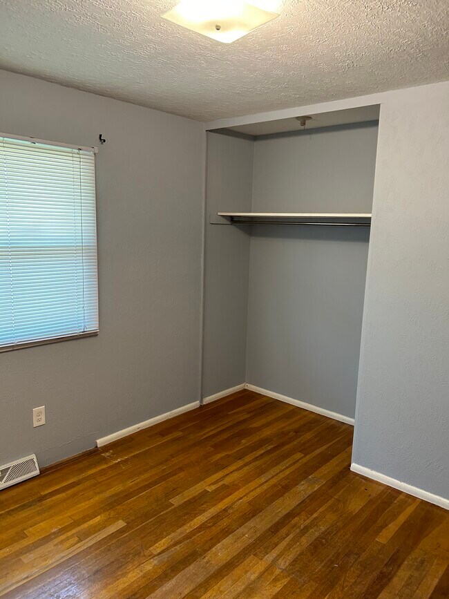 Building Photo - 826 Woodhill Rd