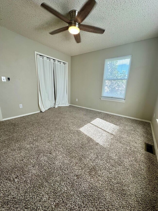 Building Photo - Beautifully Updated 5-Bedroom Home Near Ut...