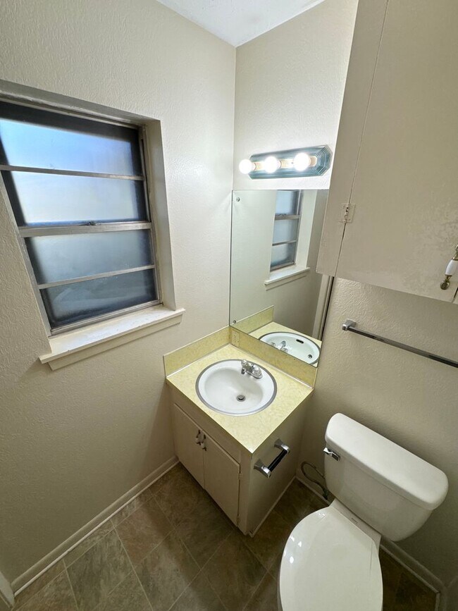 Building Photo - Southern Hills!!