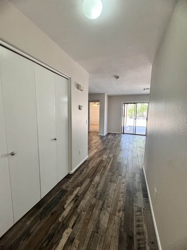 Building Photo - 9138 W Ross Ave