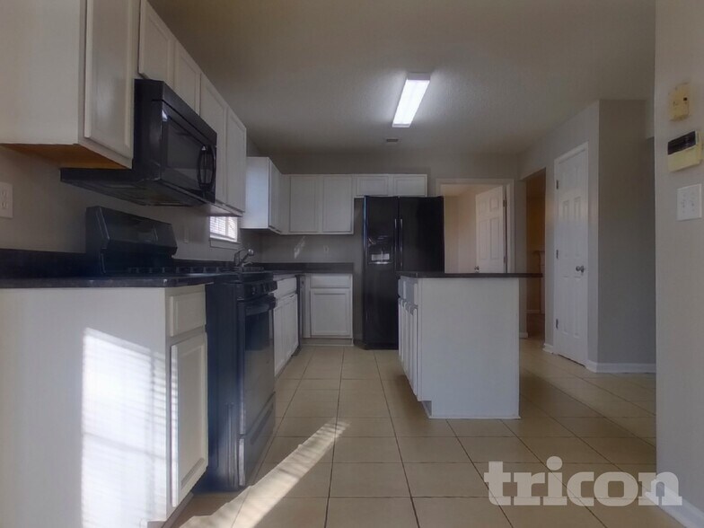 Building Photo - 4600 White Rd