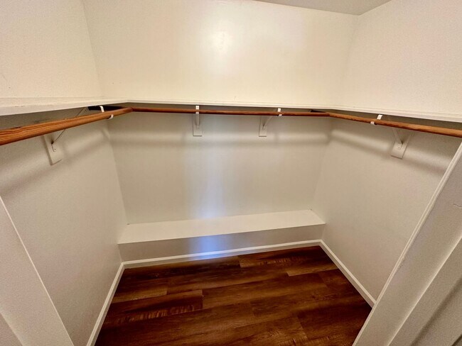Building Photo - Northwest Dream Home!!!! 3+2 Granite Counters, Hardwood Floors, 3 Car Garage, RV Parking, and New...