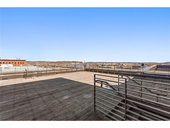 Building Photo - 214 4th St E