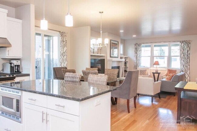 Building Photo - Darling Home Located in the Heart of NW Bend!
