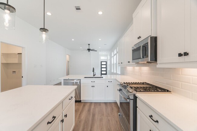 Building Photo - 10726 Pine Pink