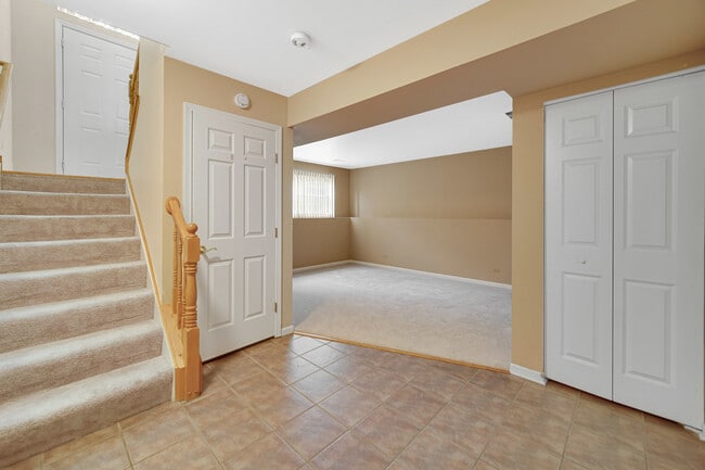 Building Photo - 62 E Clare Ct