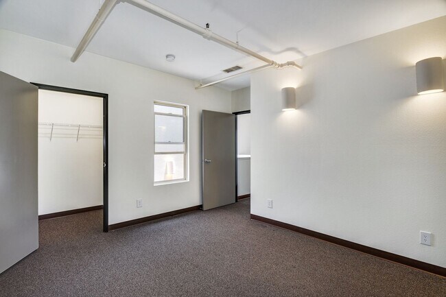 Building Photo - Trendy Live Work Loft Kensington Park Plaza