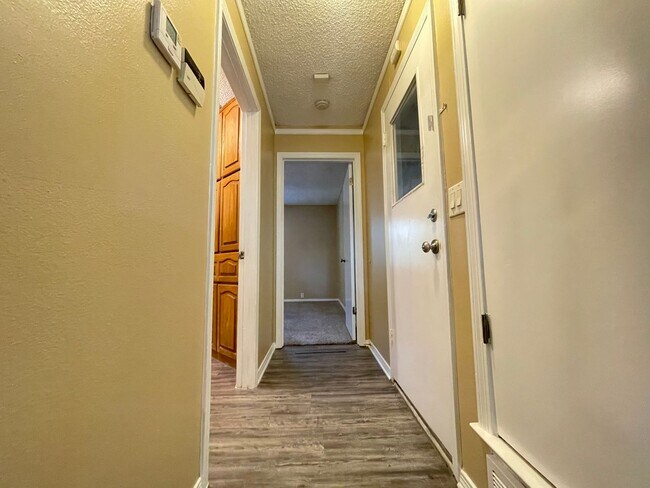Building Photo - 3 Bedroom 2 Bath and 2 Car Garage