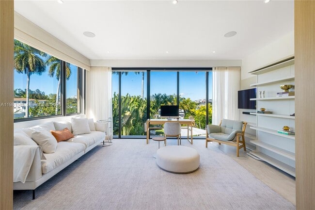 Building Photo - 707 NE 77th St