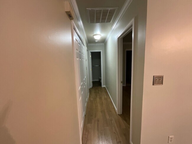 Building Photo - Now Available to View! Immaculate 2 bed, 2 bath, Fireplace, Garage, Granite and More!!