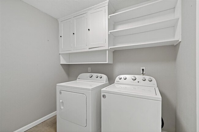 Building Photo - 4518 N Heron Dr