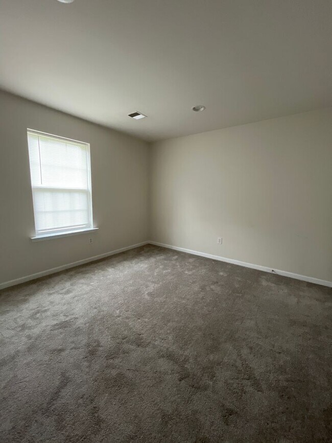 Building Photo - Stunning twin home located in West Bethlehem