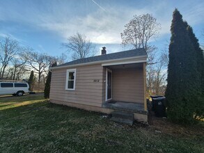 Building Photo - Cozy 1 bedroom house with large yard