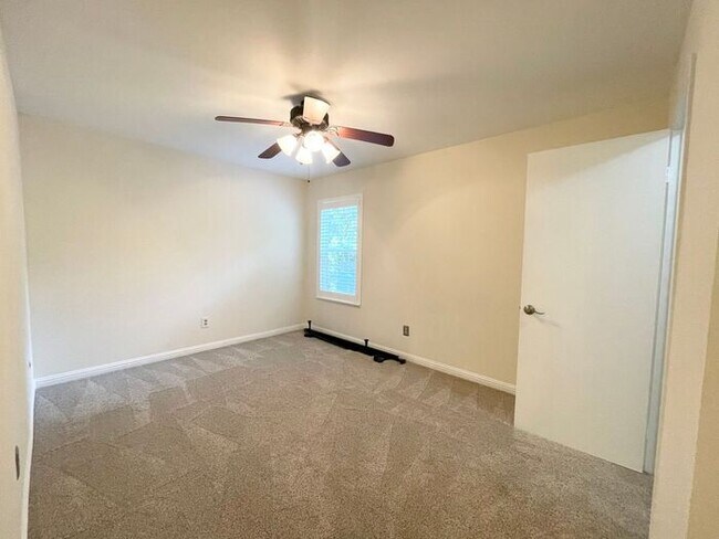Building Photo - Sweet Remodeled 2 bedroom 1.5 Bath Stand-A...