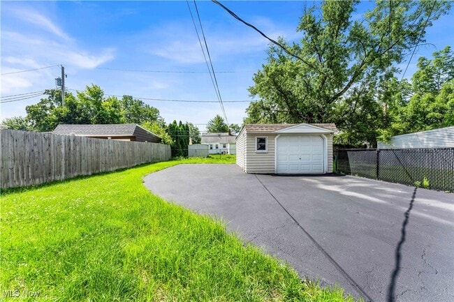 Building Photo - 15604 Benhoff Dr