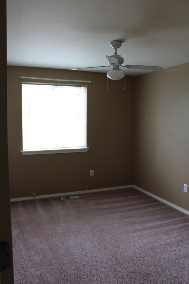Building Photo - NE 4 Bedroom, 3 Bath, Gas Fireplace/Heat, ...