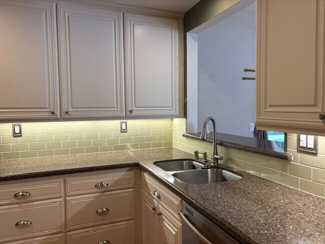 Building Photo - Beautiful Home