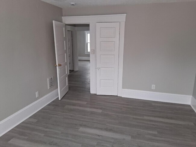 Building Photo - 1337 E 84th St