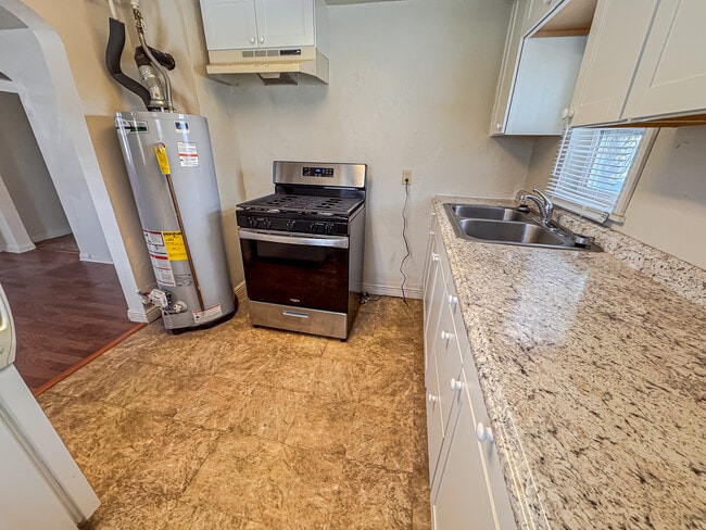 Building Photo - 614 Seymour Ave