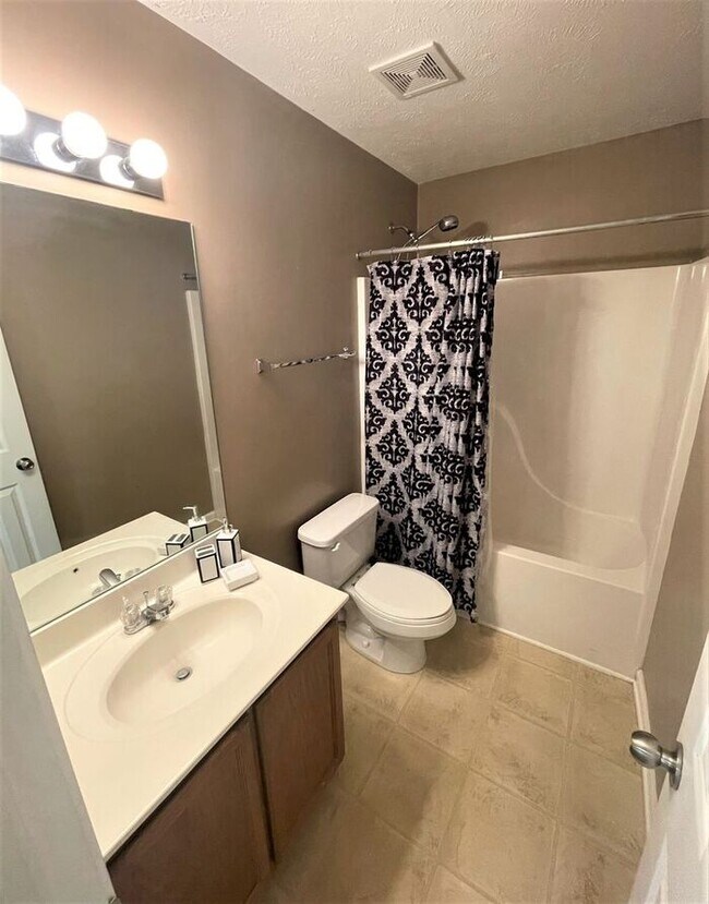 Building Photo - 3 Bedroom Townhome in Barfield Commons