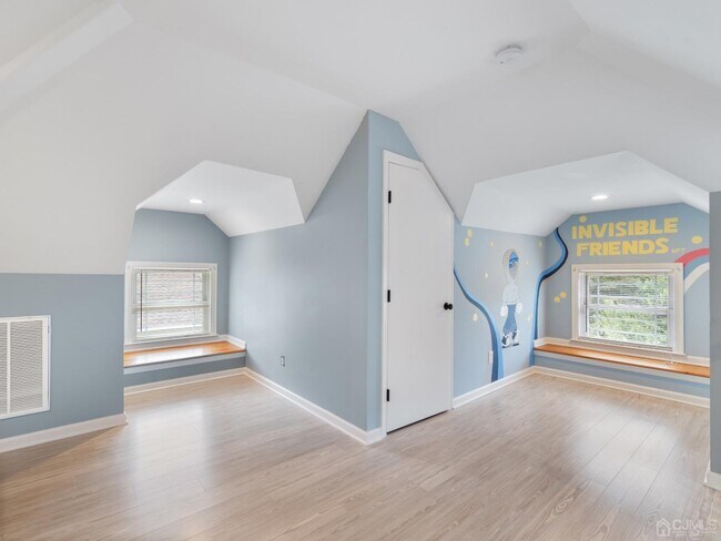 Building Photo - 348 1st St