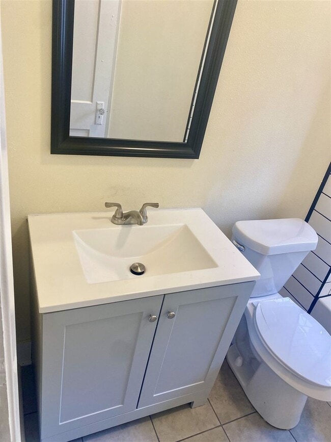 Building Photo - Restored 3 br 2 ba Craftsman style Home fo...