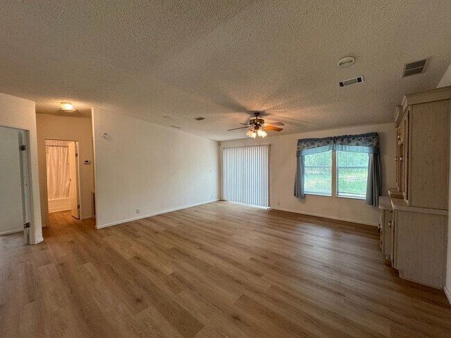 Building Photo - 2 Bedroom / 2 Bath Mobile Home with Office/Flex Space – Suwannee County (16th Street)