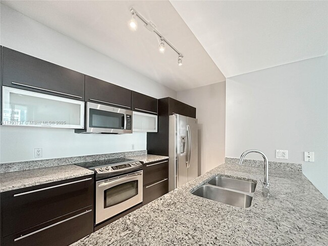 Building Photo - 951 Brickell Ave