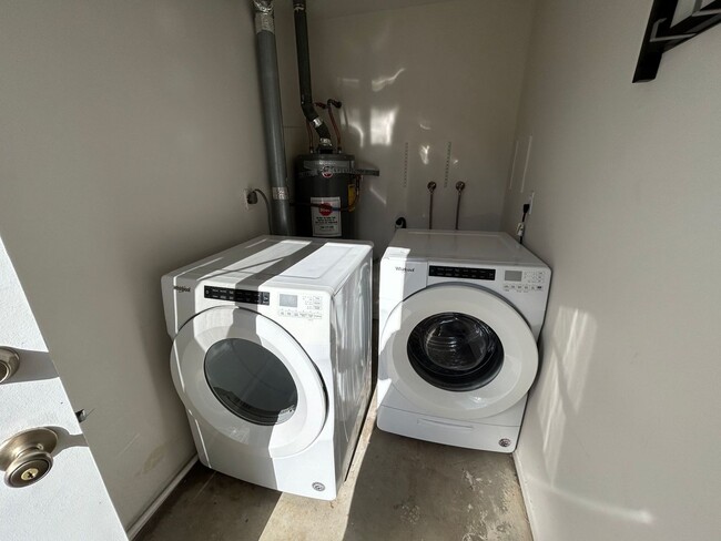 Building Photo - Spacious 3bdrm townhouse with yard & washe...