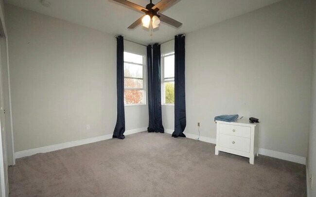 Building Photo - 1271 NW Leonardo Cir