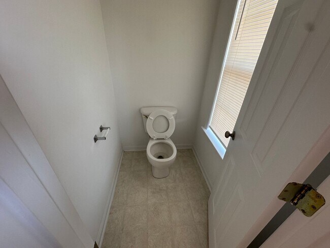 Building Photo - Beautiful 3 bedroom home on over 3/4 acres with huge garage.