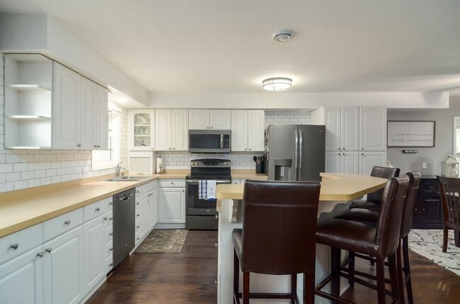 Building Photo - Nice Updated 3br/3ba In Wayzata (1 car garage)