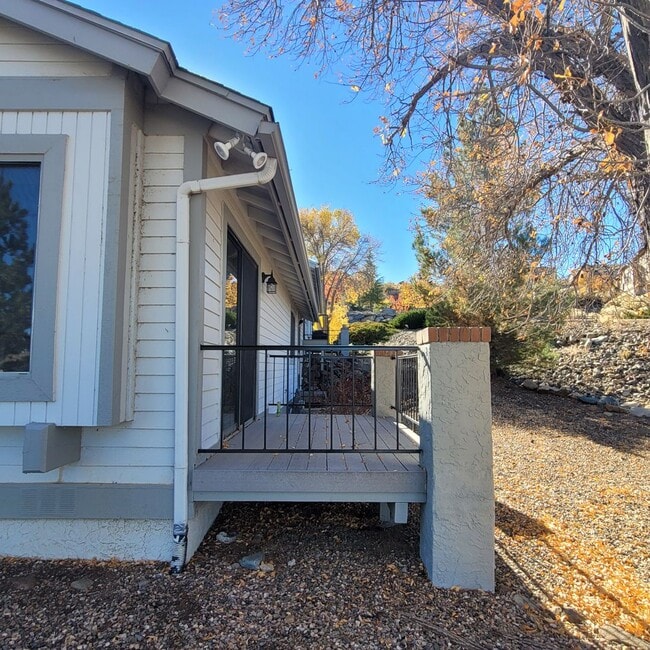 Building Photo - Two Bedroom Condo with great views!