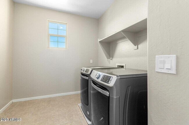 Building Photo - 9418 E Theia Dr