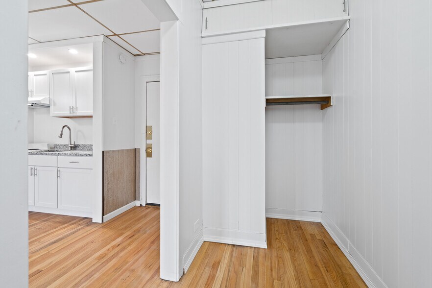 Building Photo - 1442 W Howard St