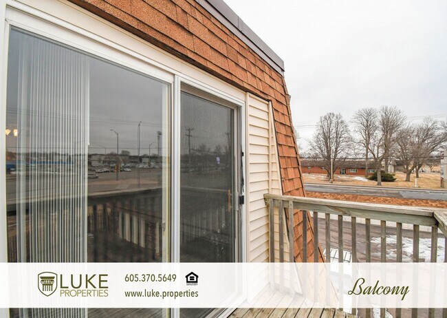 Building Photo - 405 S Sycamore Ave