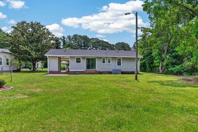 Building Photo - 2527 Country Club Rd