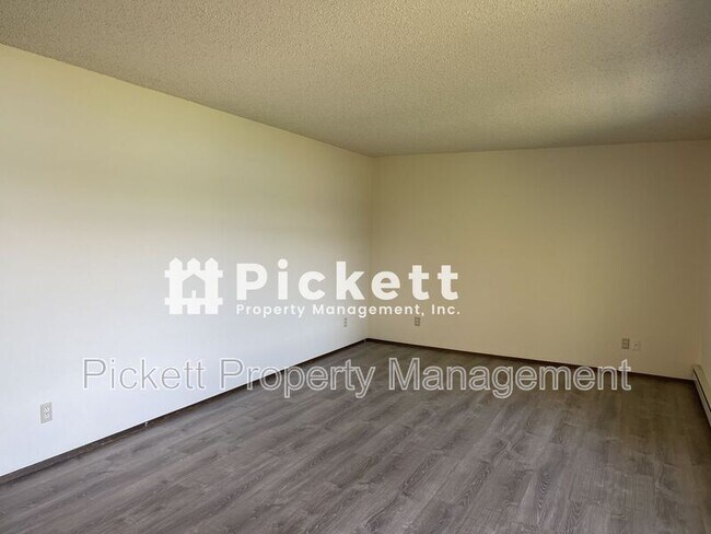 Building Photo - 924 Shorewood Dr